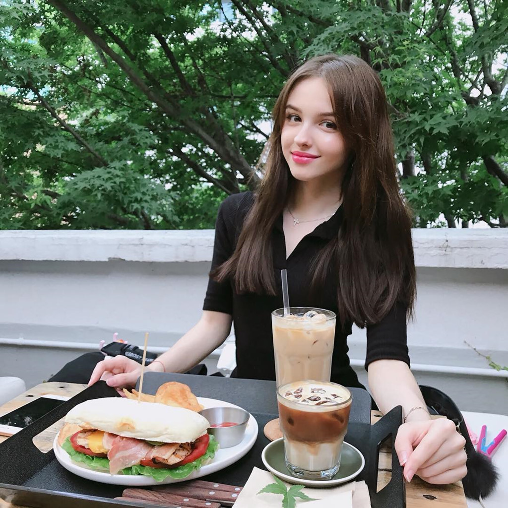 Karimova Elina - Hot girl 9X Uzbekistan xinh như hoa nổi tiếng tại Hàn Quốc
