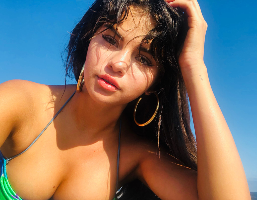 Selena Gomez tiếp tục gợi cảm với bikini trên du thuyền