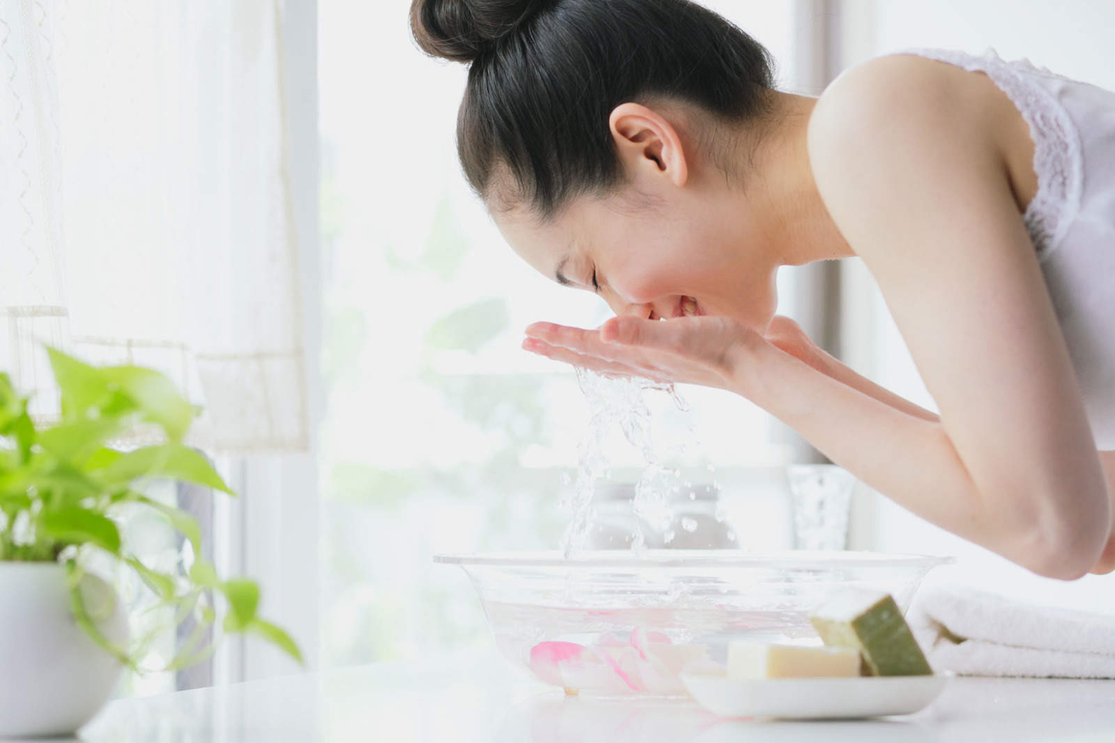 Rửa mặt đúng cách để ngăn ngừa mụn, bạn đã thực sự làm đúng?