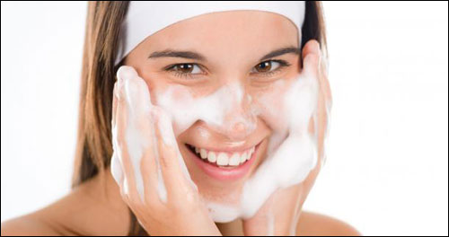3 lưu ý quan trọng khi chọn sữa rửa mặt cho da nhờn