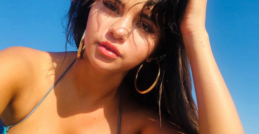 Selena Gomez tiếp tục gợi cảm với bikini trên du thuyền